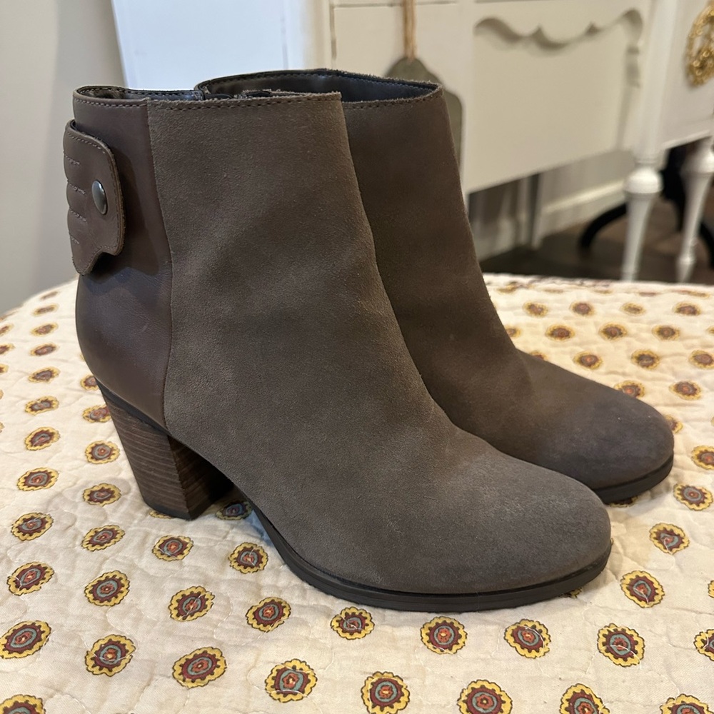 Clarks Palma Rylue Taupe Suede & Leather Ankle Boot Size 7